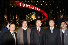 國(guó)家質(zhì)檢總局副局長(zhǎng)支樹平（右三）在中央電視臺(tái)演播大廳2010年&ldquo;3.15晚會(huì)&rdquo;直播現(xiàn)場(chǎng)與中國(guó)質(zhì)量檢驗(yàn)協(xié)會(huì)會(huì)員工作部主任楊曉東（右二）、防偽中心主任王成村（右一）、會(huì)員工作部副主任劉輝（左二）、會(huì)員工作部副主任王劍（左一）等協(xié)會(huì)工作人員代表合影留念