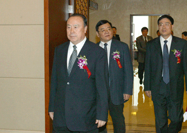 國家質(zhì)檢總局副局長劉平均、總工程師張綱陪同全國政協(xié)副主席白立忱步入會場