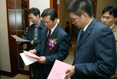 大會主席團(tuán)推舉產(chǎn)生的監(jiān)票人中國質(zhì)量檢驗(yàn)協(xié)會秘書長助理張明、總監(jiān)票人國家質(zhì)檢總局質(zhì)量司司長田世宏在仔細(xì)統(tǒng)計(jì)各項(xiàng)投票數(shù)據(jù)